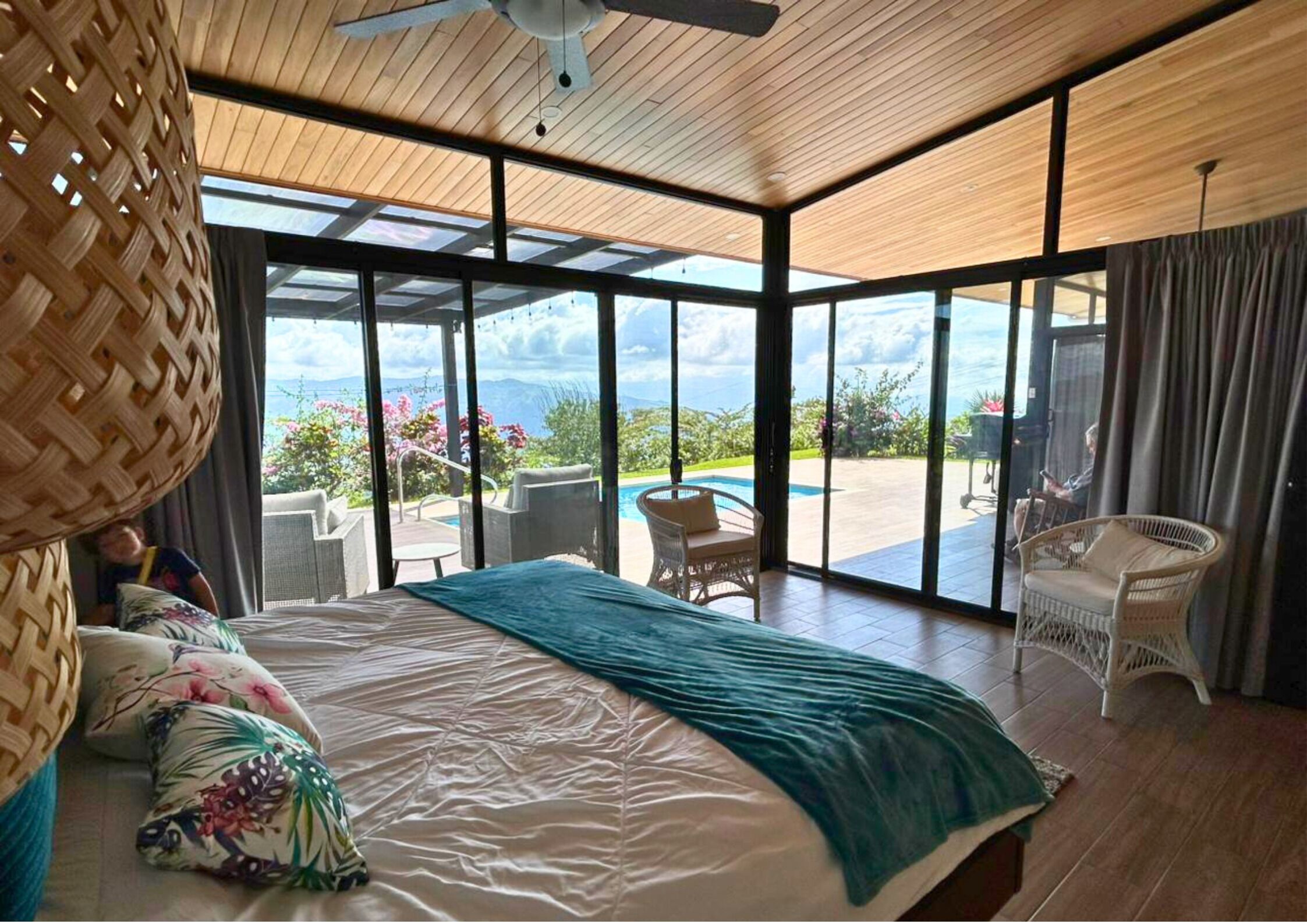 Desk, WiFi, bed sheets