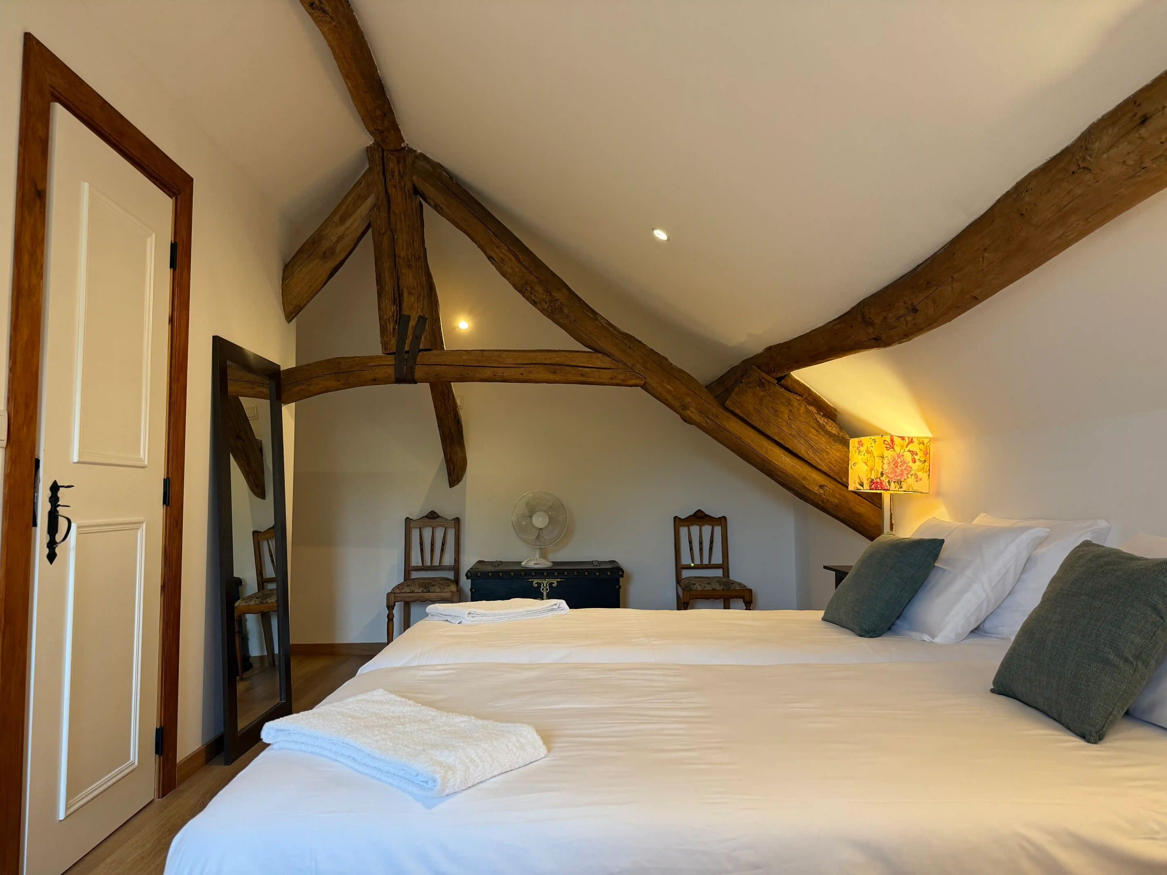 واي فاي مجانًا وملاءات أسرّة