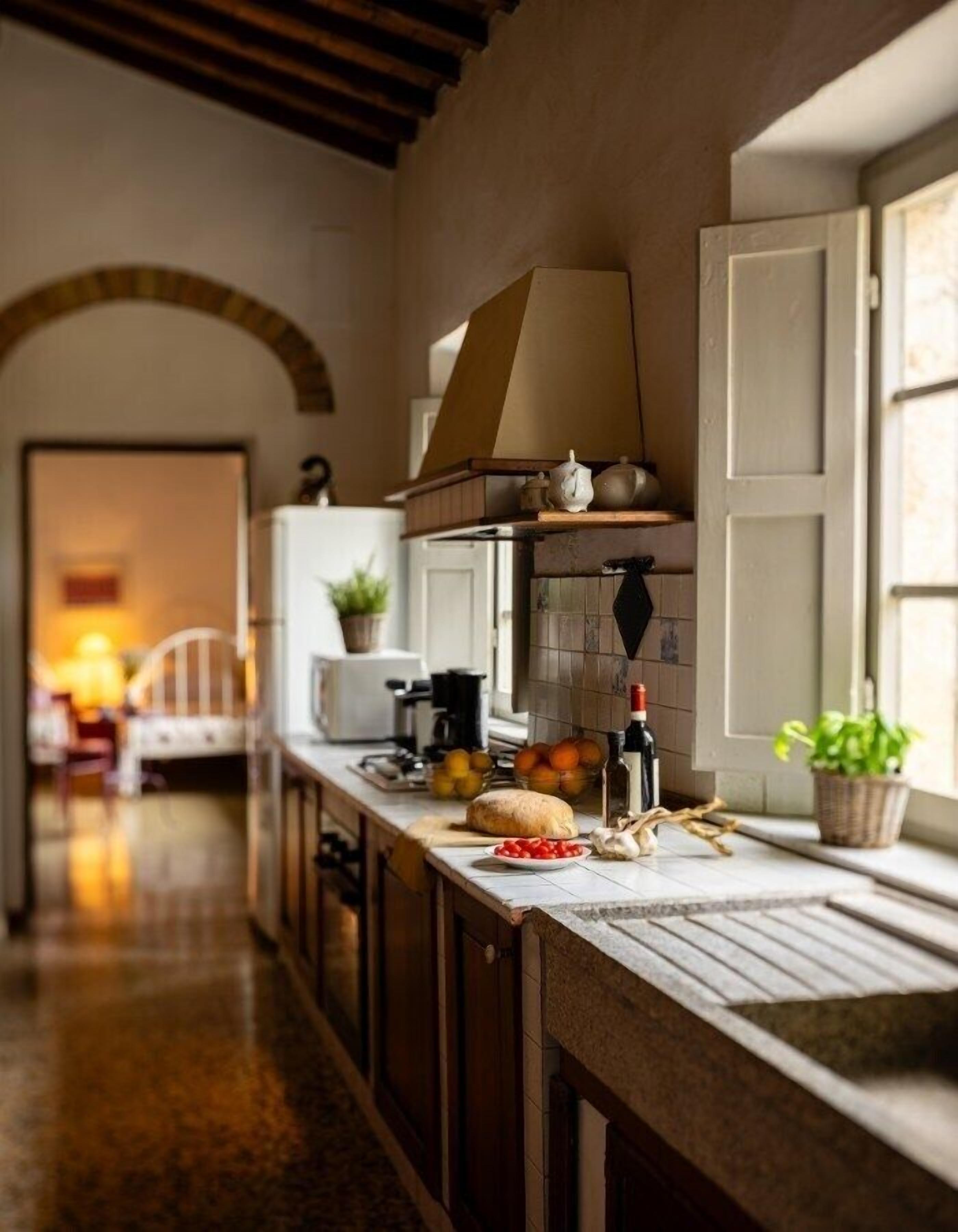 Refrigerador con freezer, microondas, horno, placa de cocina
