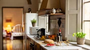 Refrigerador con freezer, microondas, horno, placa de cocina