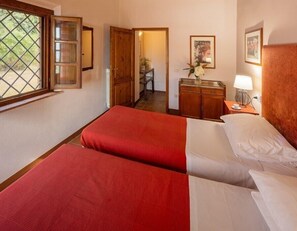 Villa - utsikt mot trädgården | Värdeförvaringsskåp på rummet, strykjärn/strykbräda och gratis wi-fi