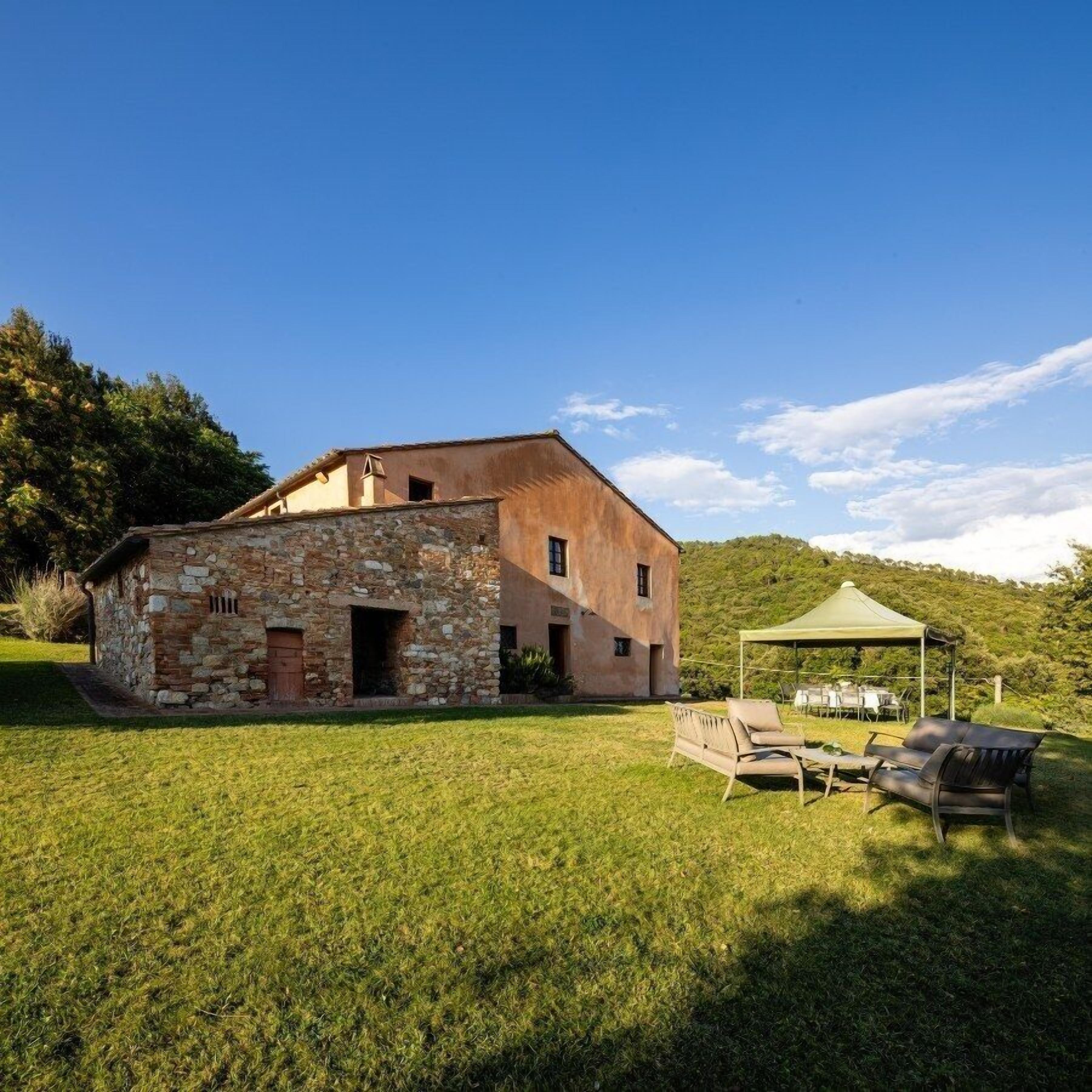 Villa - utsikt mot trädgården | Värdeförvaringsskåp på rummet, strykjärn/strykbräda och gratis wi-fi