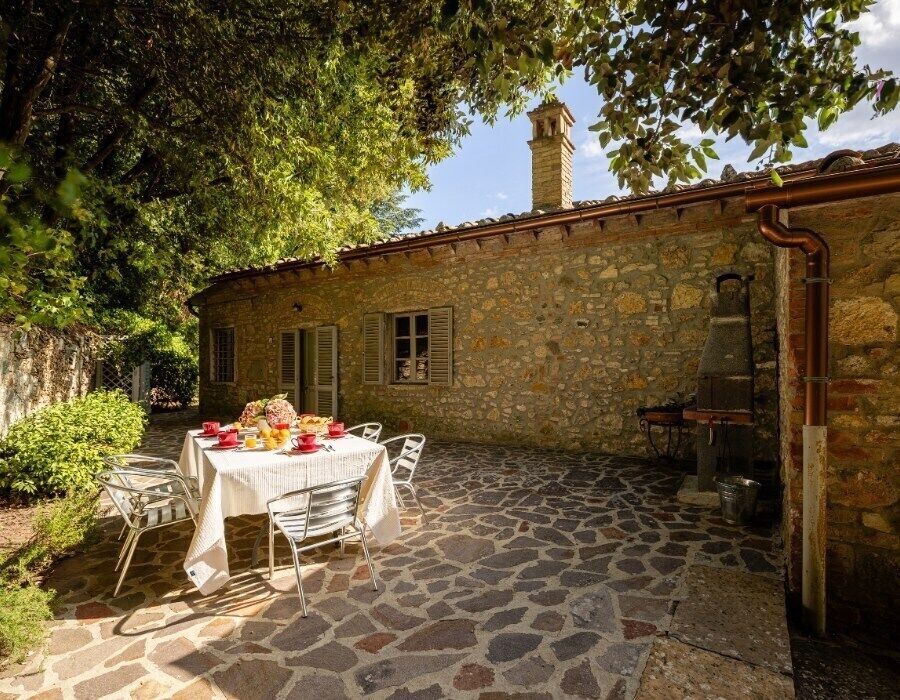 Lägenhet - utsikt mot trädgården | Värdeförvaringsskåp på rummet, strykjärn/strykbräda och gratis wi-fi