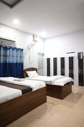 Classic Triple Room | Free WiFi - Hotel Omkar Residency (Varanasi)