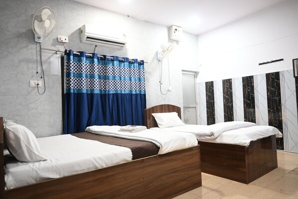 Classic Triple Room | Free WiFi - Hotel Omkar Residency (Varanasi)