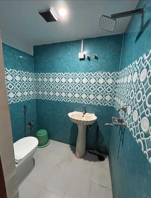 Double Room | Bathroom | Free toiletries, towels, soap, shampoo - Hotel Omkar Residency (Varanasi)