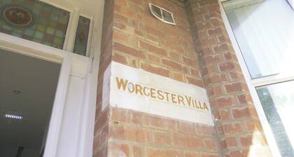 1 Bed Studio - 10 mins from station