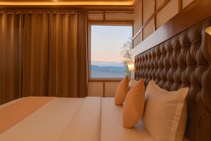 Phòng dành cho gia đình, quang cảnh núi | Bàn, bàn ủi/dụng cụ ủi quần áo, truy cập Internet không dây miễn phí