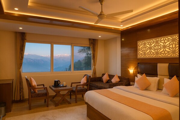 Phòng dành cho gia đình, quang cảnh núi | Bàn, bàn ủi/dụng cụ ủi quần áo, truy cập Internet không dây miễn phí