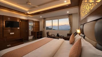 Familjerum - utsikt mot bergen | Skrivbord, strykjärn/strykbräda och gratis wi-fi