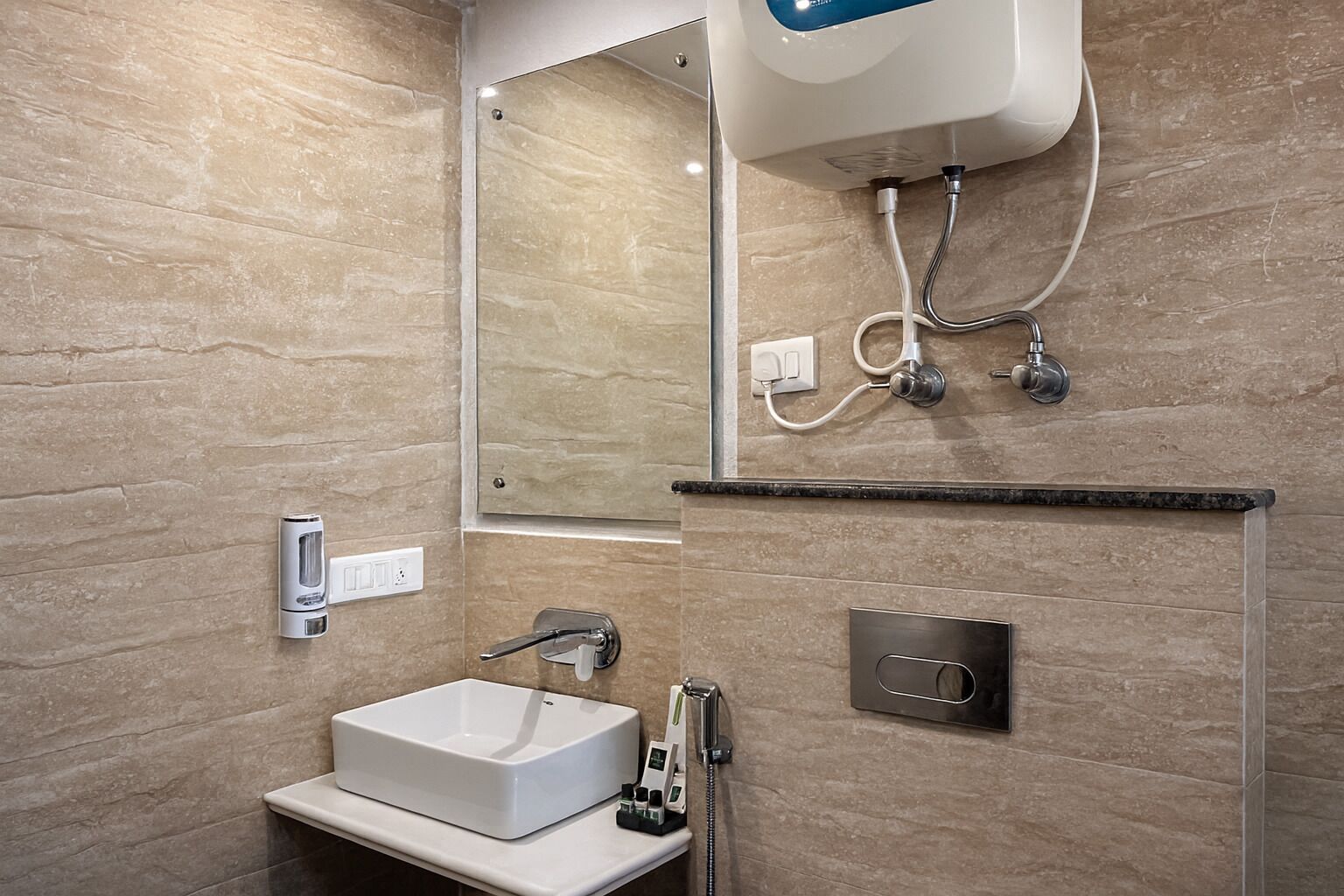 Ein modernes Badezimmer mit einem rechteckigen Waschbecken, einem Spiegel und einer Duschbrause an der Wand.