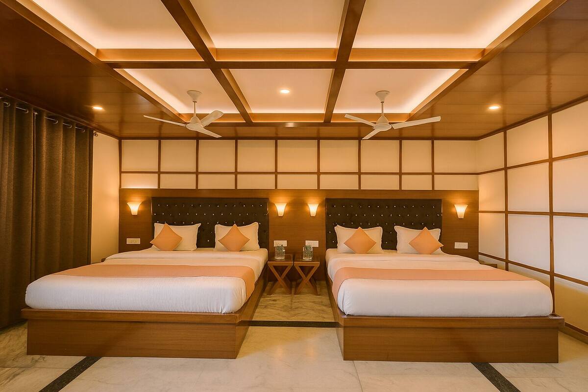 Family Room | Desk, iron/ironing board, WiFi (free), bed sheets