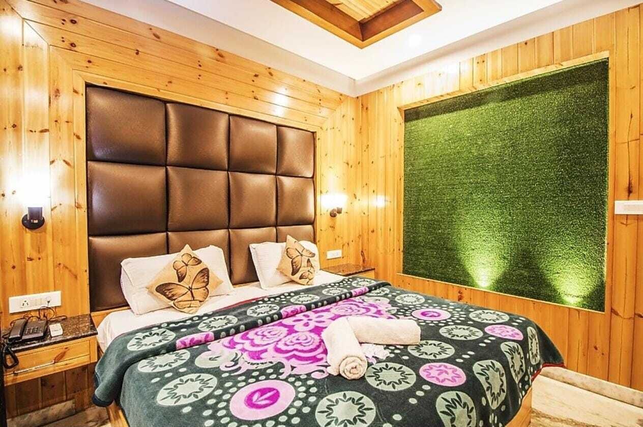 Family Room, Mountain View | Desk, iron/ironing board, free WiFi