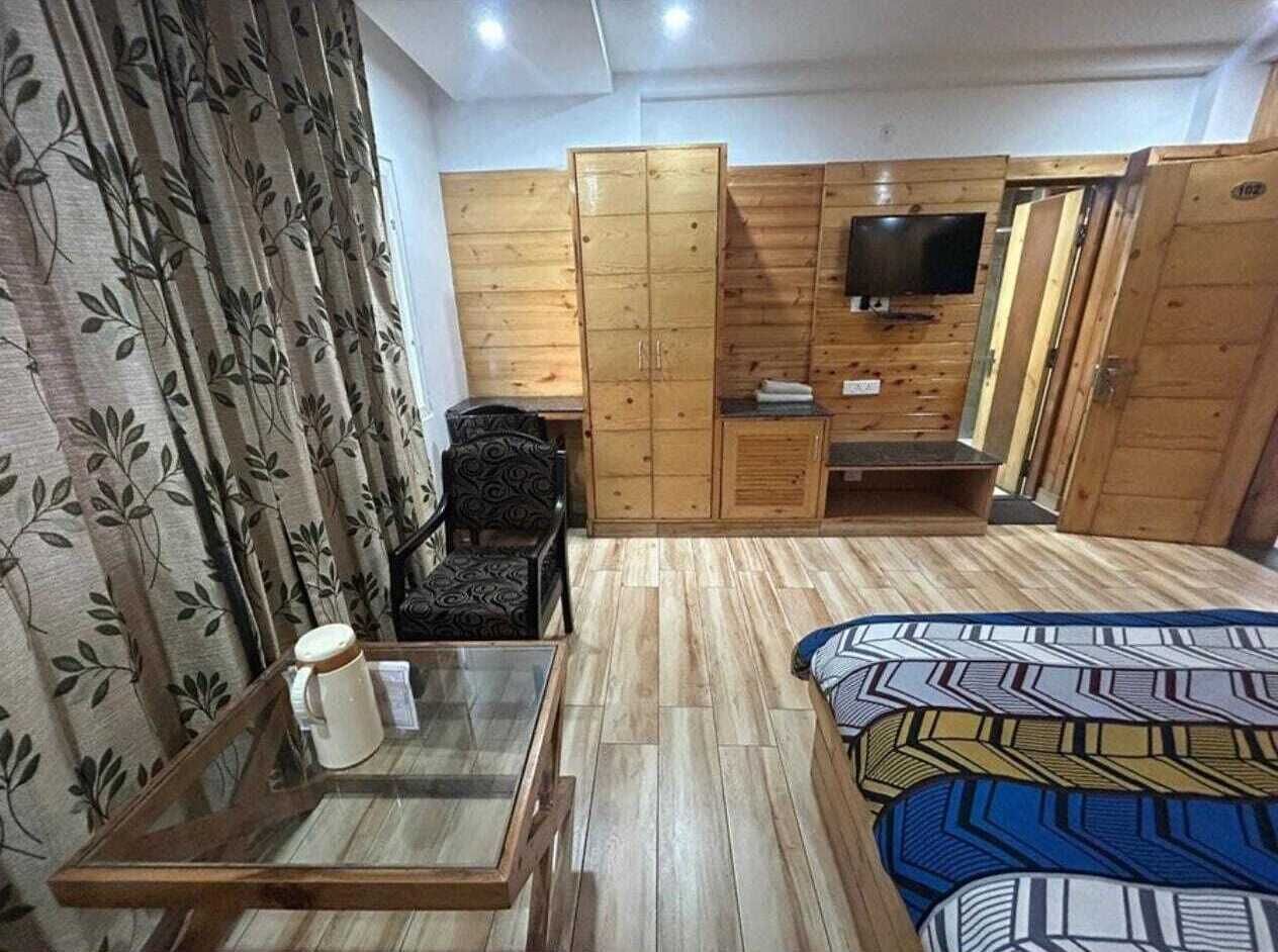 Family Room | Desk, iron/ironing board, free WiFi