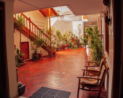 Standard Triple Room, Balcony, Courtyard View | Living area