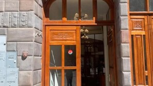 The entrance to a building with a sign reading "H. EL CHASQUI". - Hotel El Chasqui (Ollantaytambo)