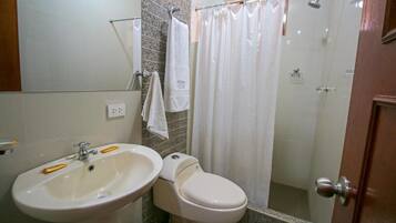 Shower, rainfall showerhead, free toiletries, towels