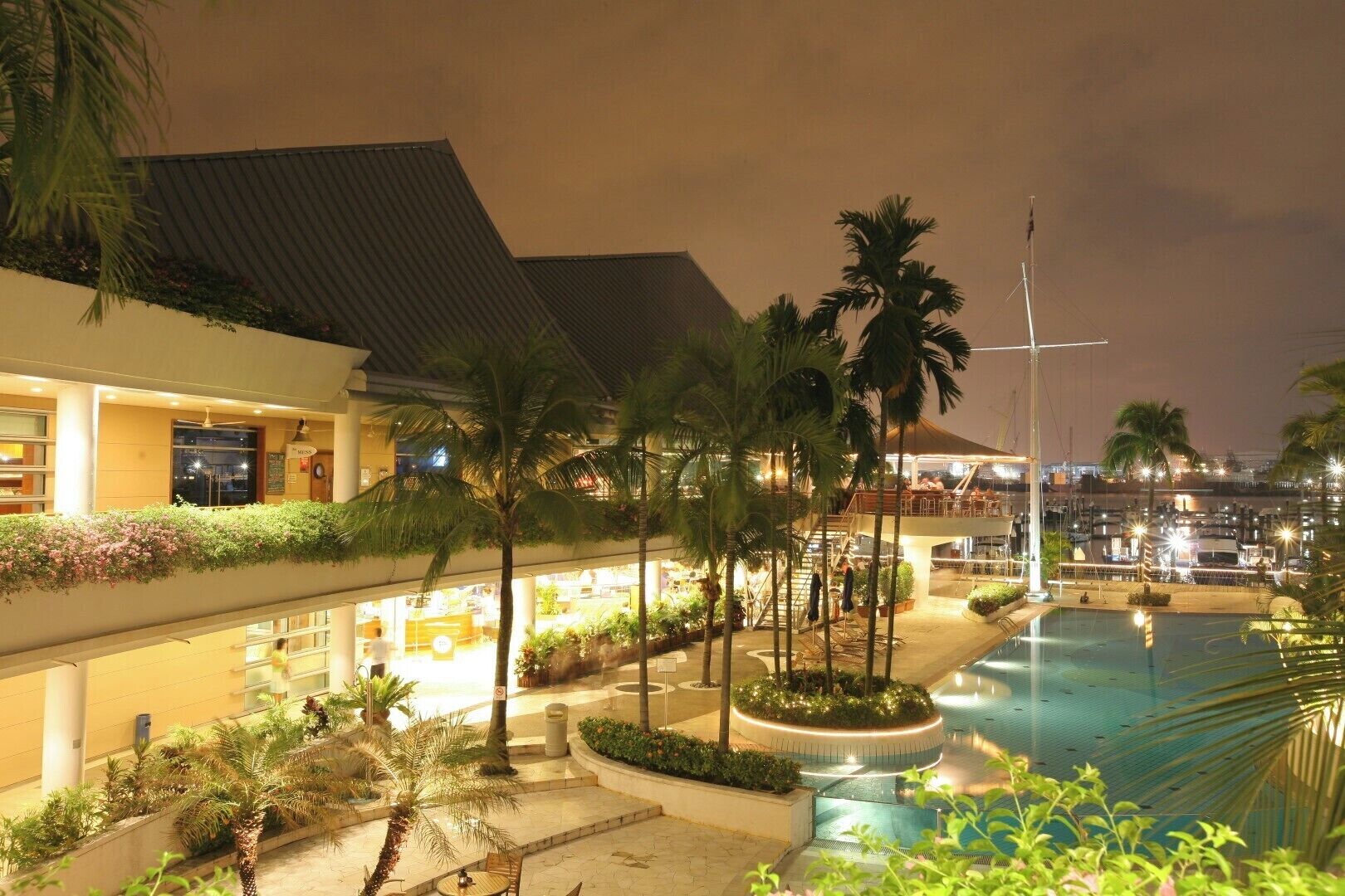 室外游泳池，開放時間為 07:00 至 22:00，提供泳池遮陽傘和日光浴躺椅