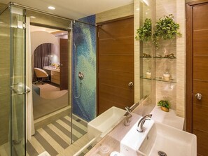 Superior Double or Twin Room, Non Smoking | Bilik Mandi | Kelengkapan dandanan diri percuma, pengering rambut, selipar