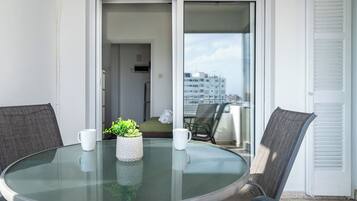 Apartamento, 1 cama de casal, cozinha, vista para a cidade | Sacada