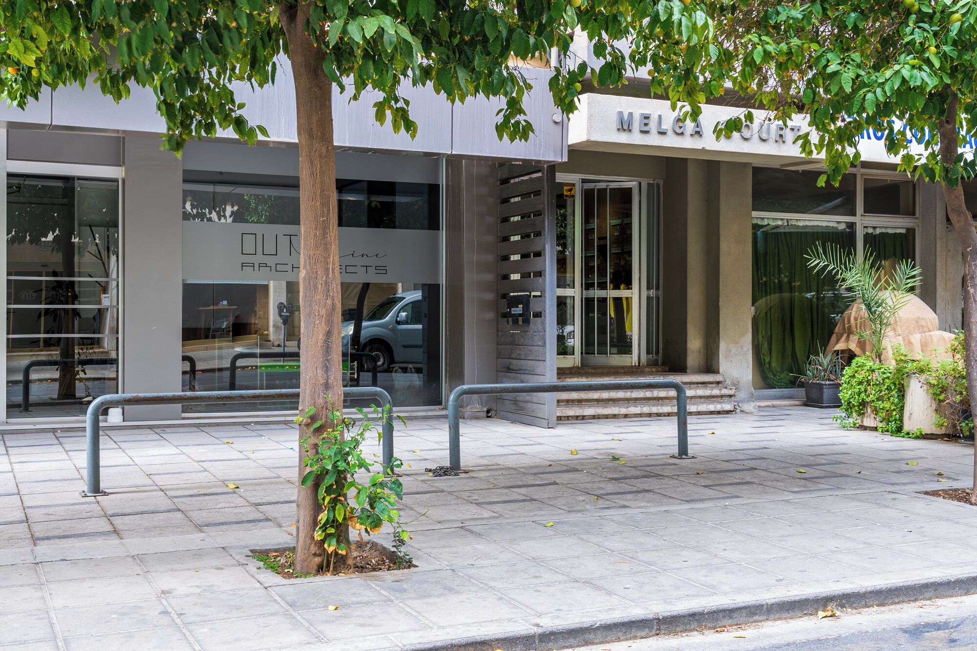Un edificio moderno con un letrero que dice "MEGA COURT".