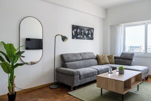 Lejlighed - 1 dobbeltseng - køkken - byudsigt | Stue | 43-tommers smart-tv med digitale kanaler, Netflix, streamingtjenester