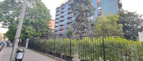 Caja de seguridad en la habitación y escritorio
