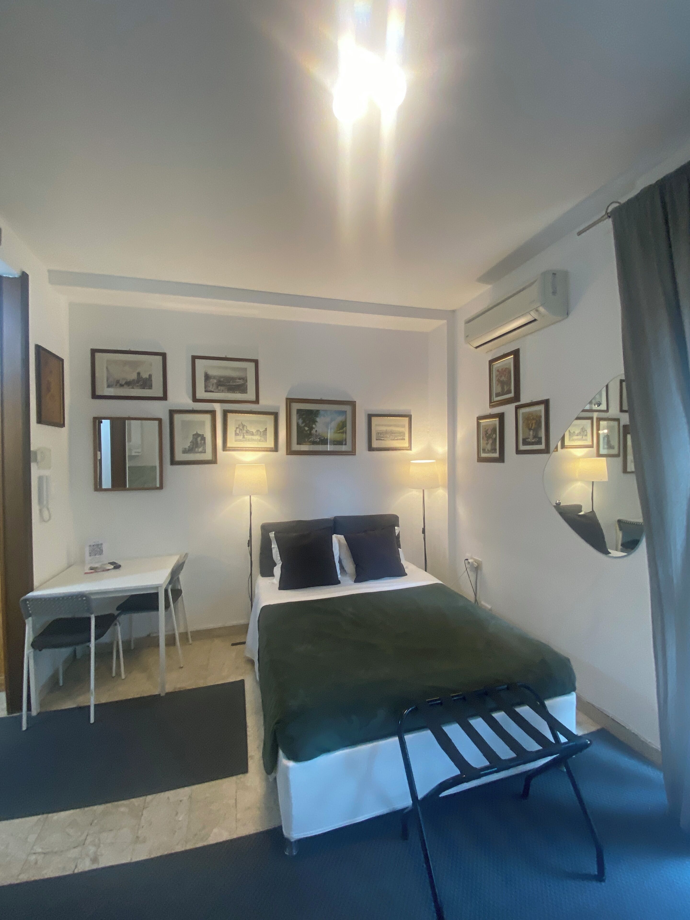 Classic Apartment, Balcony, Garden View (Third floor) | Caja de seguridad en la habitación y escritorio 