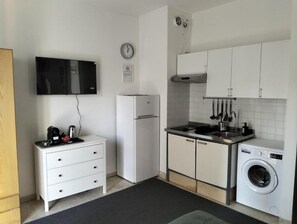 Een koelkast, een microgolfoven, een kookplaat