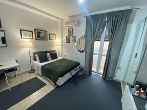 Classic Apartment, Balcony, Garden View (Third floor) | 客房内保险箱、办公桌、笔记本电脑工作区、遮光窗帘