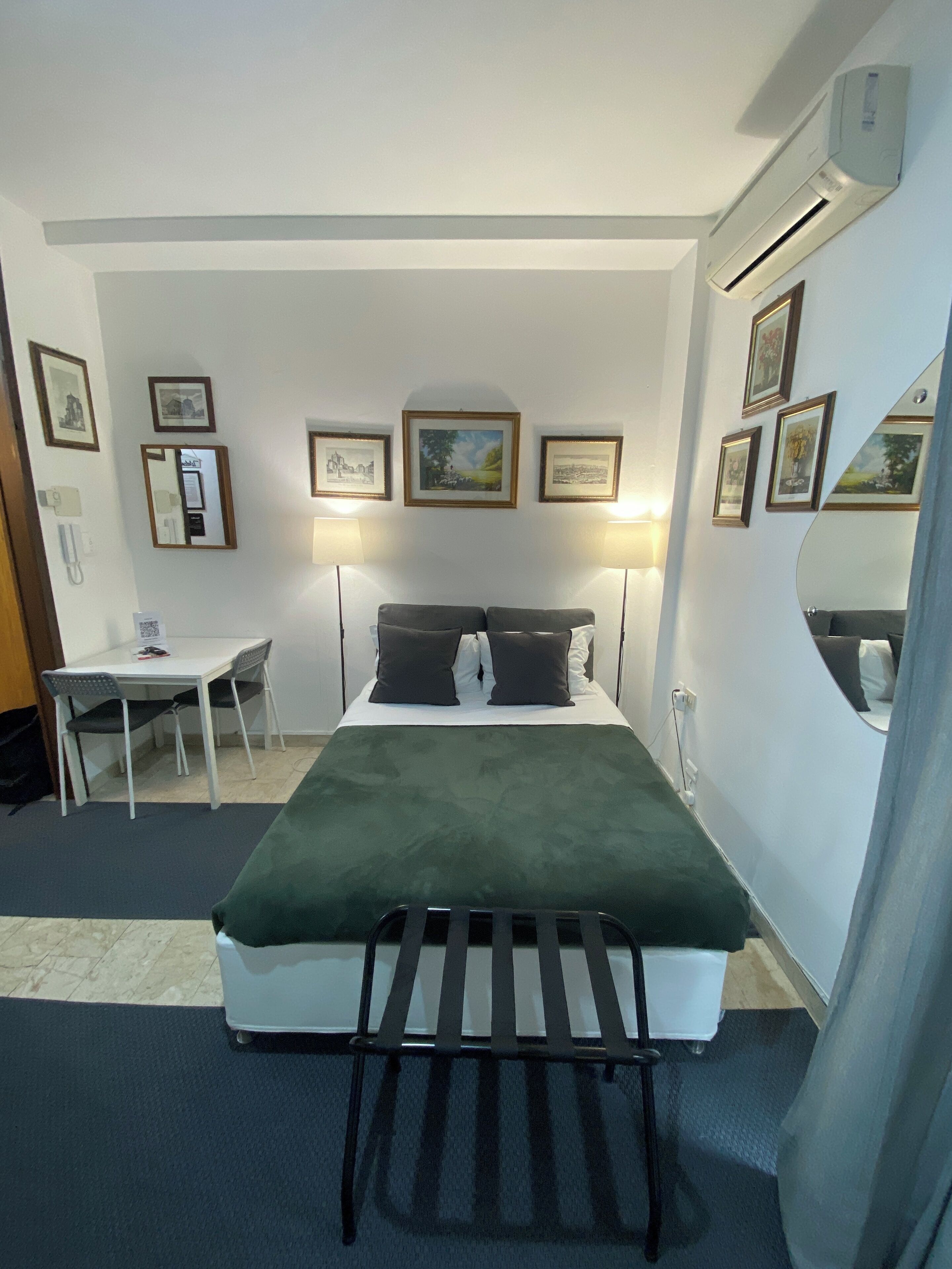 Classic Apartment, Balcony, Garden View (Third floor) | Caja de seguridad en la habitación y escritorio 