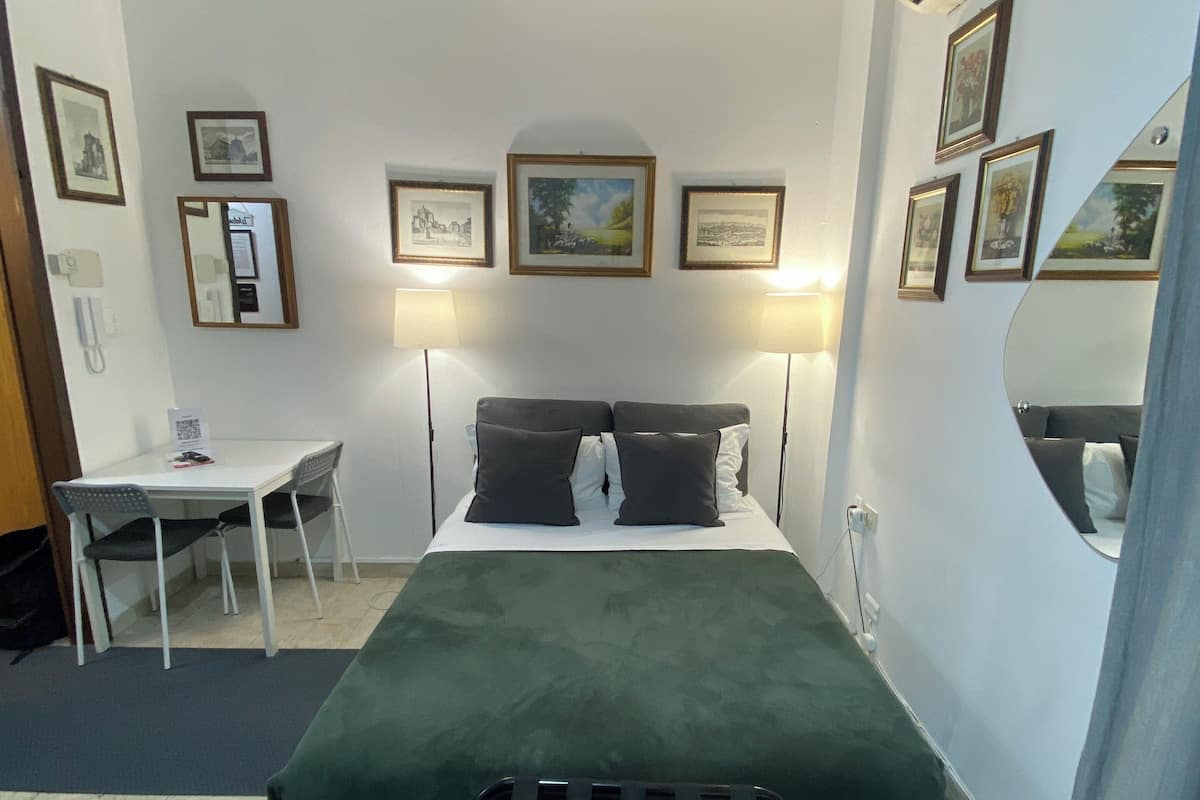 Classic Apartment, Balcony, Garden View (Third floor) | Caja de seguridad en la habitación y escritorio