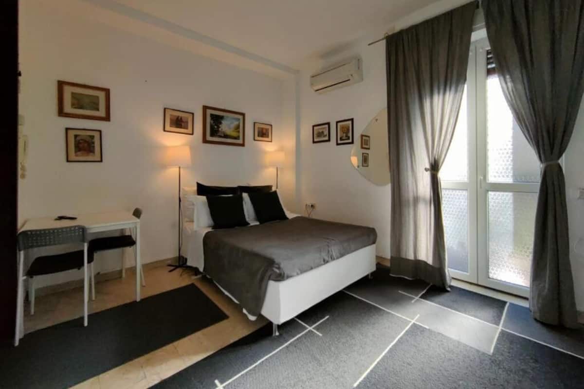 Een kluis op de kamer, een bureau, een laptopwerkplek