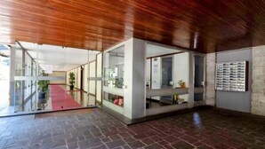 A modern interior with a stone floor, glass partitions, and a wooden ceiling. - Short Rent Milano Porta Vittoria (Milan)