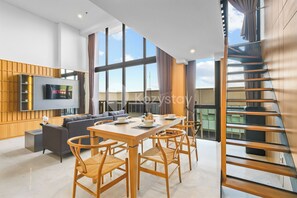 Appartement, 2 slaapkamers, uitzicht op de stad | Dineerruimte