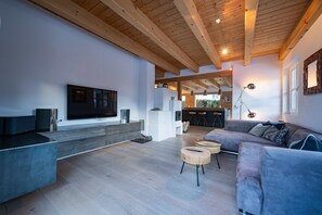 Comfort Chalet, Balcony, Mountain View | Living area