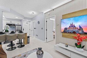 Living area - Staysky Orlando Family Suite w/ Kitchen (Orlando)