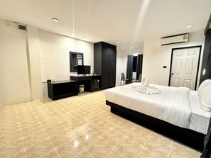 Double Room, 1 King Bed, Balcony | Desk, free WiFi - Chapter 26 Guesthouse (Tambon Patong)
