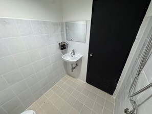 Double Room, 1 King Bed, Balcony | Bathroom | Shower, towels, soap, shampoo - Chapter 26 Guesthouse (Tambon Patong)