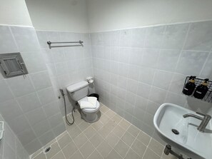 Habitación doble, 1 cama de matrimonio grande, balcón | Baño | Ducha, toallas, jabón y champú