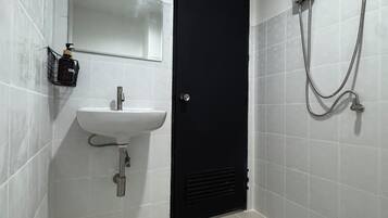 Tweepersoonskamer, 1 kingsize bed, balkon | Badkamer | Een douche, handdoeken, zeep, shampoo