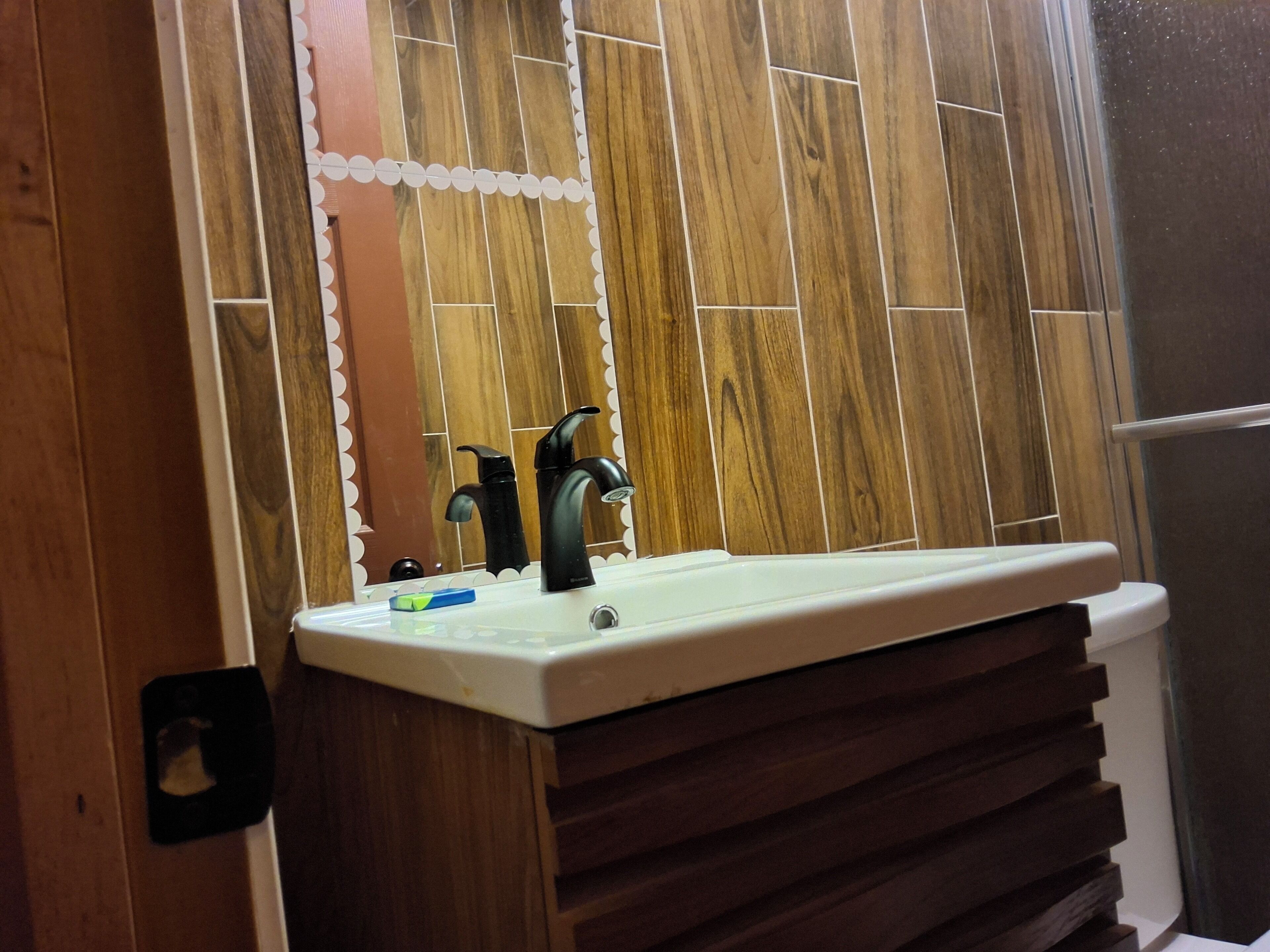 Habitación familiar doble | Baño | Ducha, toallas, jabón y champú