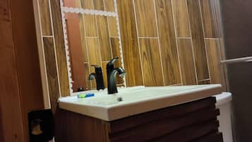 Habitación familiar doble | Baño | Ducha, toallas, jabón y champú