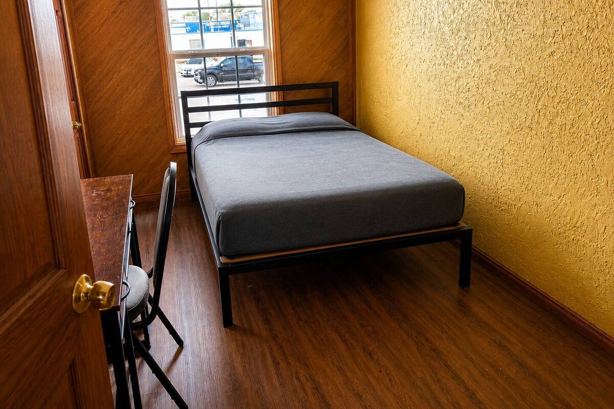 Escritorio, espacio para trabajar con laptop y ropa de cama 