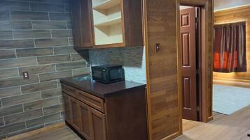 Skrivbord och arbetsyta för laptop