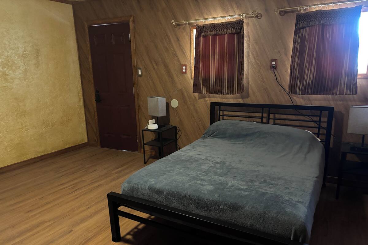 Escritorio, espacio para trabajar con laptop y ropa de cama 