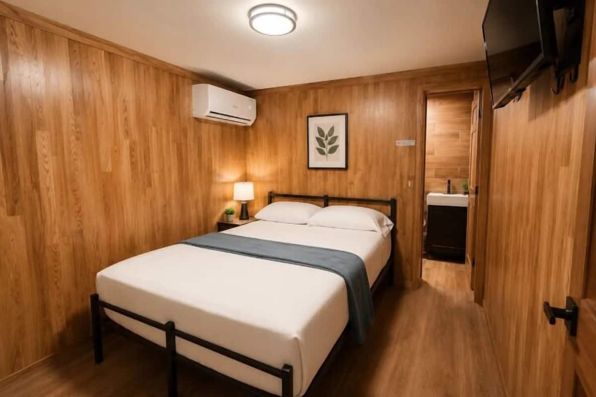 Escritorio, espacio para trabajar con laptop y ropa de cama 