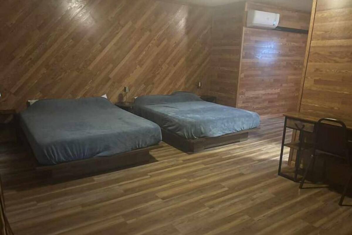 Escritorio, espacio para trabajar con laptop y ropa de cama 