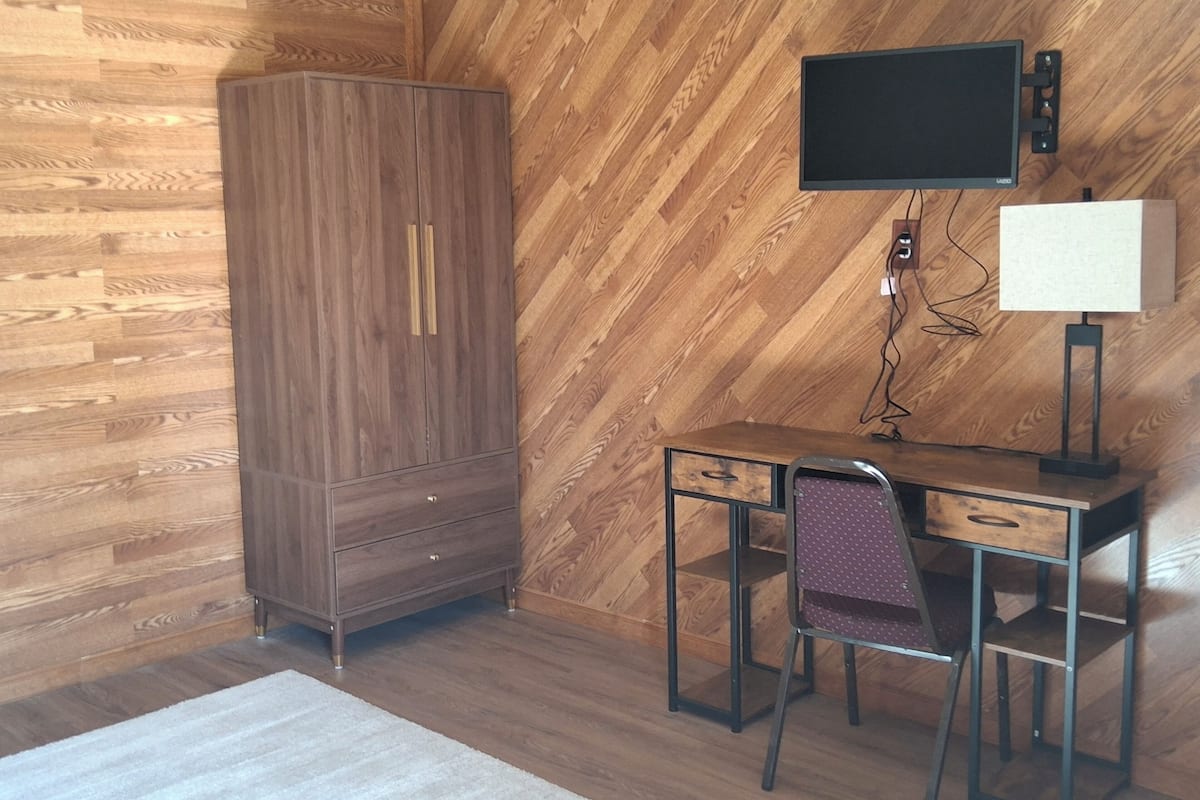 Escritorio, espacio para trabajar con laptop y ropa de cama 