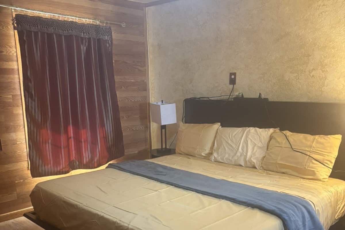 Escritorio, espacio para trabajar con laptop y ropa de cama 